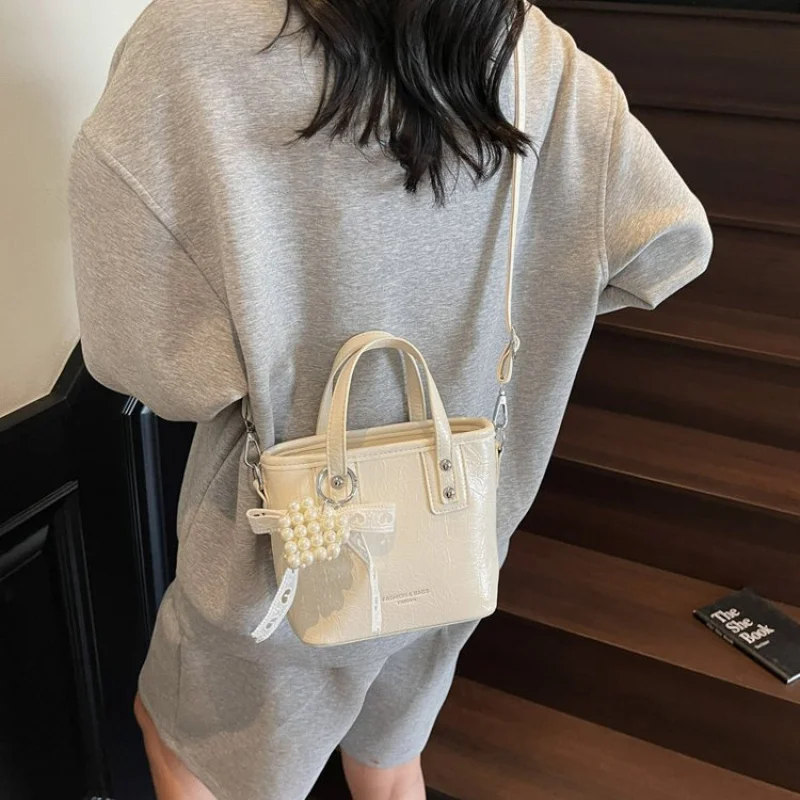 High-End Women Crossbody Handbag With Detachable Strap For Formal Evening Events And Special Occasions
High-End Women Crossbody Handbag With Detachable Strap For Formal Evening Events And Special Occasions