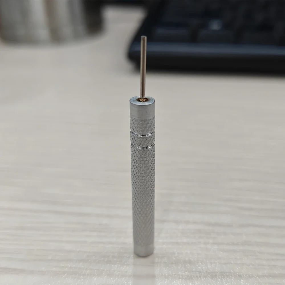 Инструмент для ремонта часов. Удаление ремешка для регулировки часов, чтобы изменить длину и укоротить измеритель регулировки.
Инструмент для ремонта часов. Удаление ремешка для регулировки часов, чтобы изменить длину и укоротить измеритель регулировки.