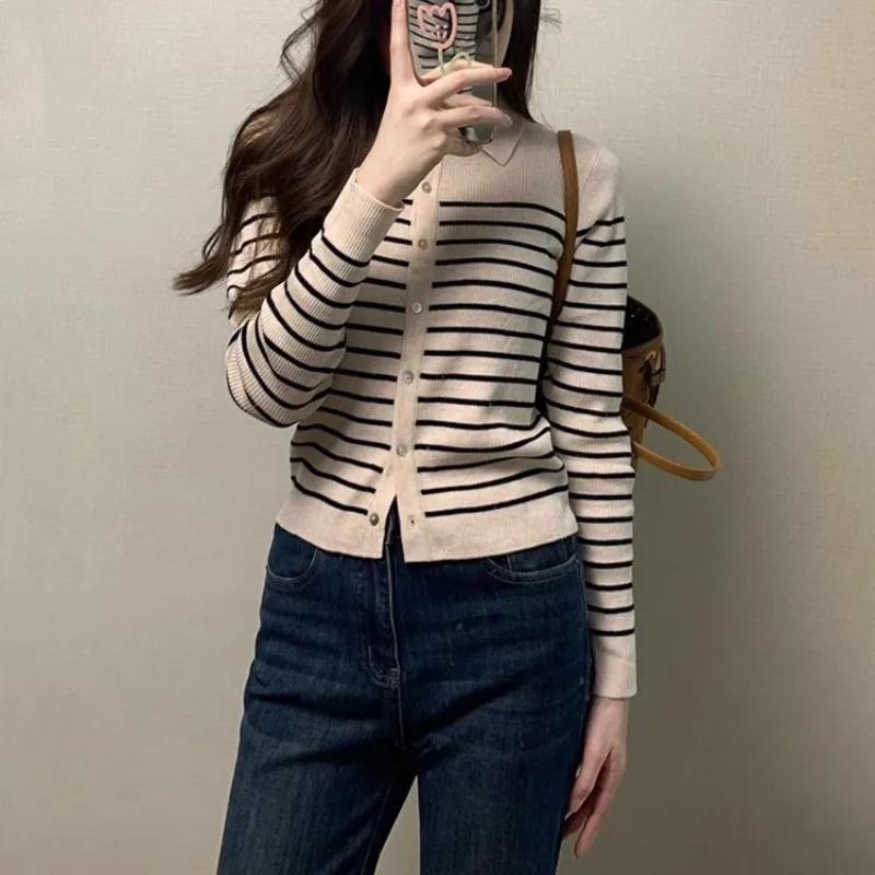 Cardigan Women Striped Vintage Slim Fit Knitted All-match Daily Comfortable Korean Fashion Prevalent Elegant Turn-down Collar
Cardigan Women Striped Vintage Slim Fit Knitted All-match Daily Comfortable Korean Fashion Prevalent Elegant Turn-down Collar