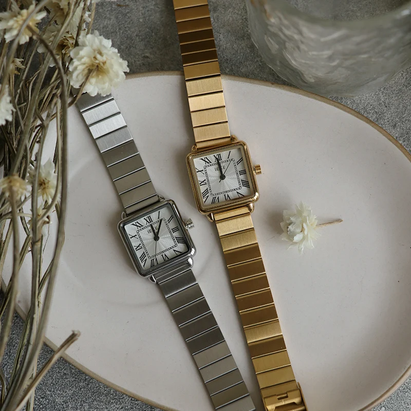Square-Shaped Women'S Watch With A Small, Elegant Dial; Retro, Exquisite, And Simple Design; Fashionable Quartz Wristwatch.
Square-Shaped Women'S Watch With A Small, Elegant Dial; Retro, Exquisite, And Simple Design; Fashionable Quartz Wristwatch.