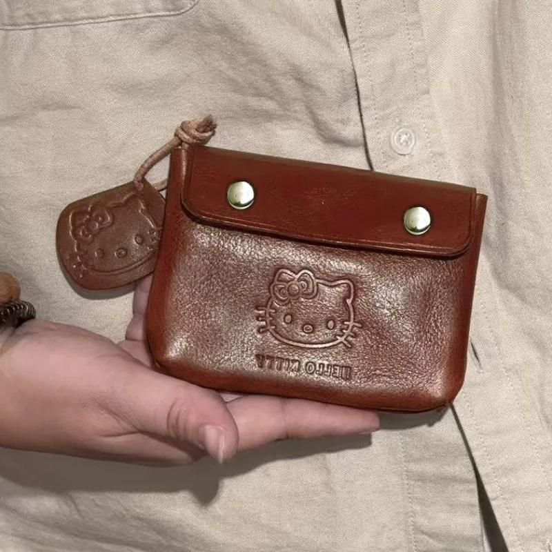 Кожаный кошелек ручной работы Hello Kitty в стиле аниме Kawaii Sanrio, милый мультяшный мини-портативный чехол для хранения, кошелек, подарки для детей
Кожаный кошелек ручной работы Hello Kitty в стиле аниме Kawaii Sanrio, милый мультяшный мини-портативный чехол для хранения, кошелек, подарки для детей