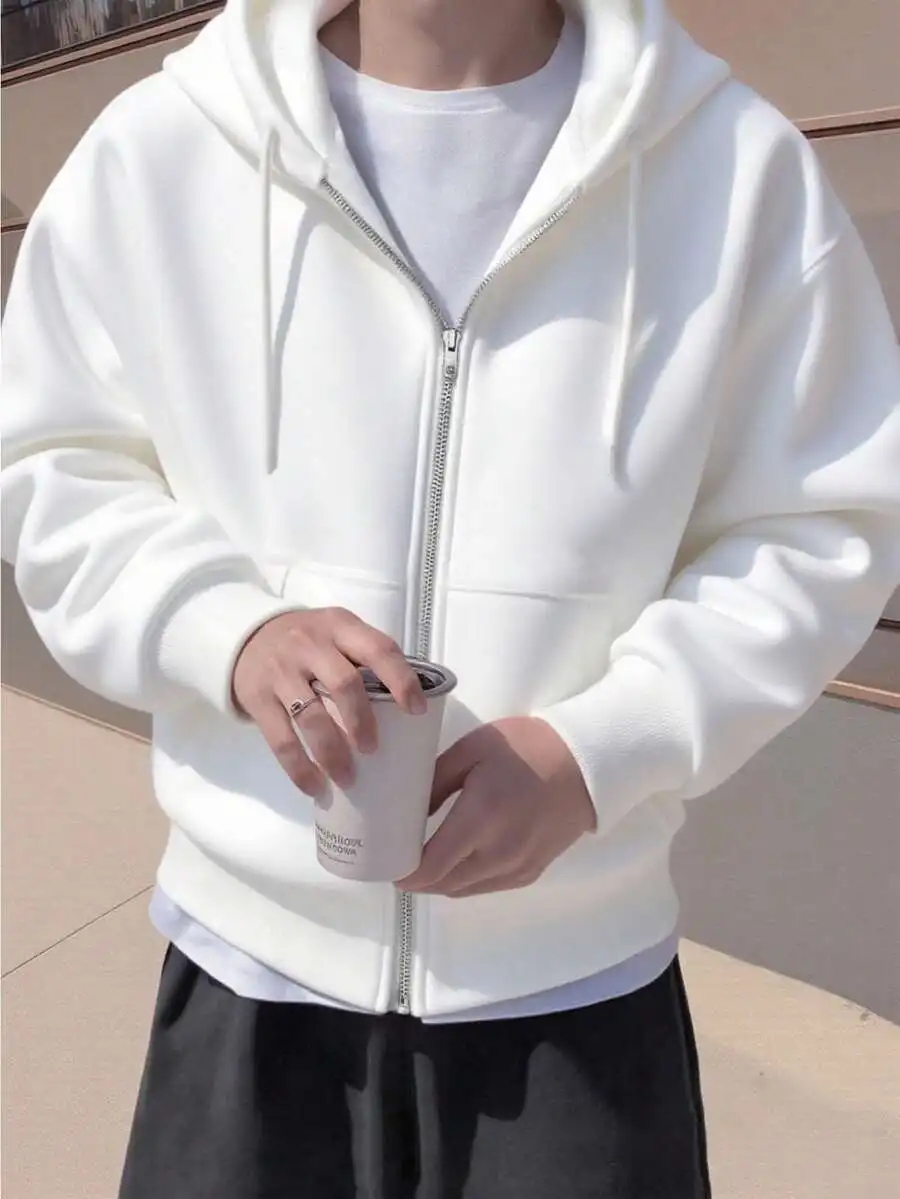 Мужская толстовка оверсайз на молнии с укороченным кроем и передним карманом
Мужская толстовка оверсайз на молнии с укороченным кроем и передним карманом