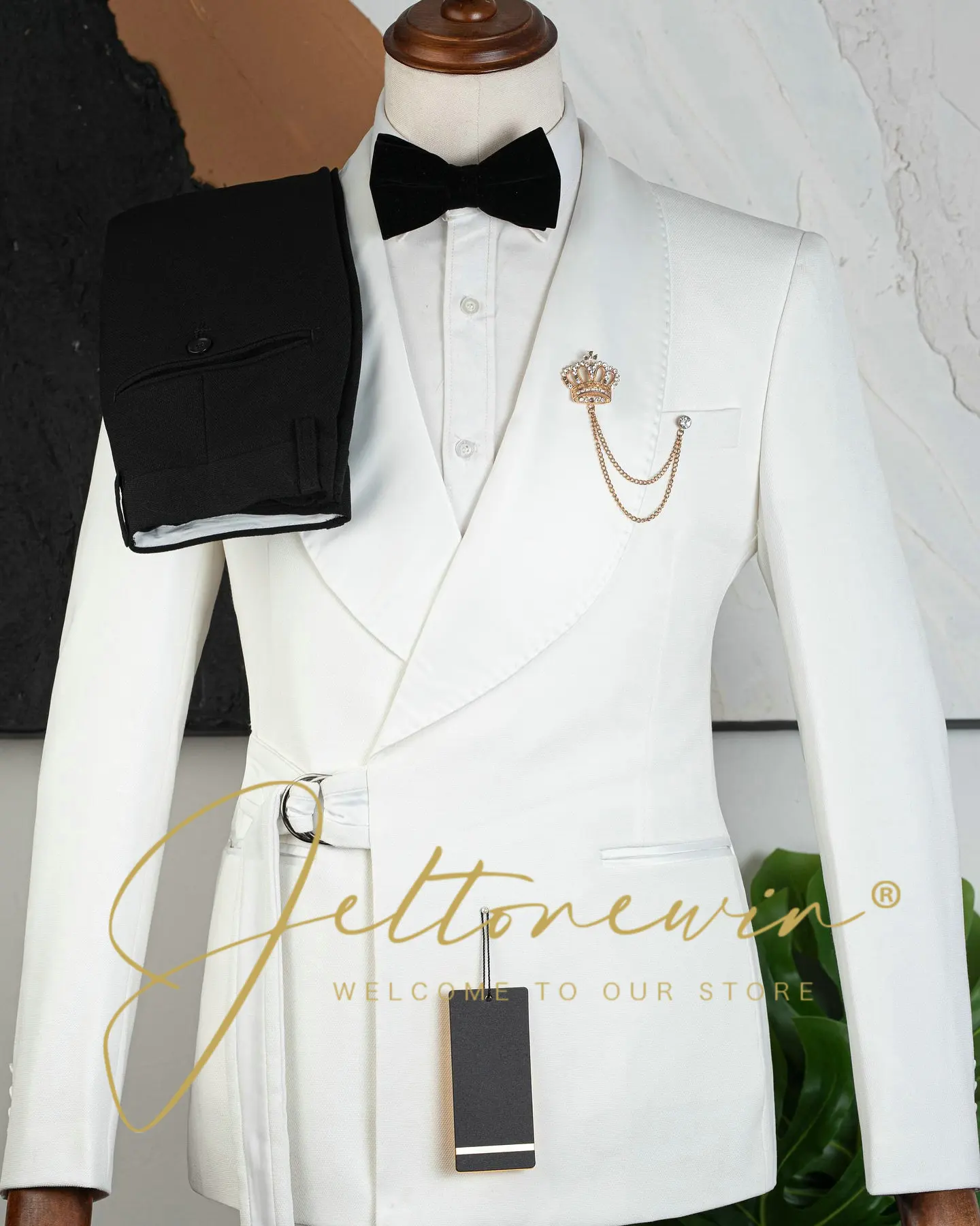 Men's White Two Piece Suit with Double Breasted Jacket and Shawl Lapel Slim Fit Formal Wear for Wedding Groom Party Events
Men's White Two Piece Suit with Double Breasted Jacket and Shawl Lapel Slim Fit Formal Wear for Wedding Groom Party Events