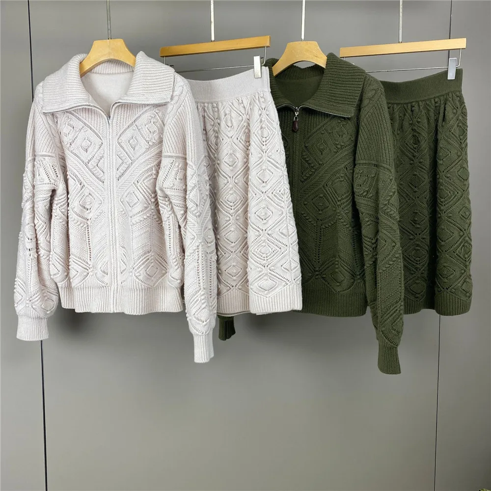 Женский новый осенне-зимний комплект 23, кашемировый шерстяной вязаный кардиган с жаккардовыми лацканами + полуюбка с эластичной резинкой на талии
Женский новый осенне-зимний комплект 23, кашемировый шерстяной вязаный кардиган с жаккардовыми лацканами + полуюбка с эластичной резинкой на талии