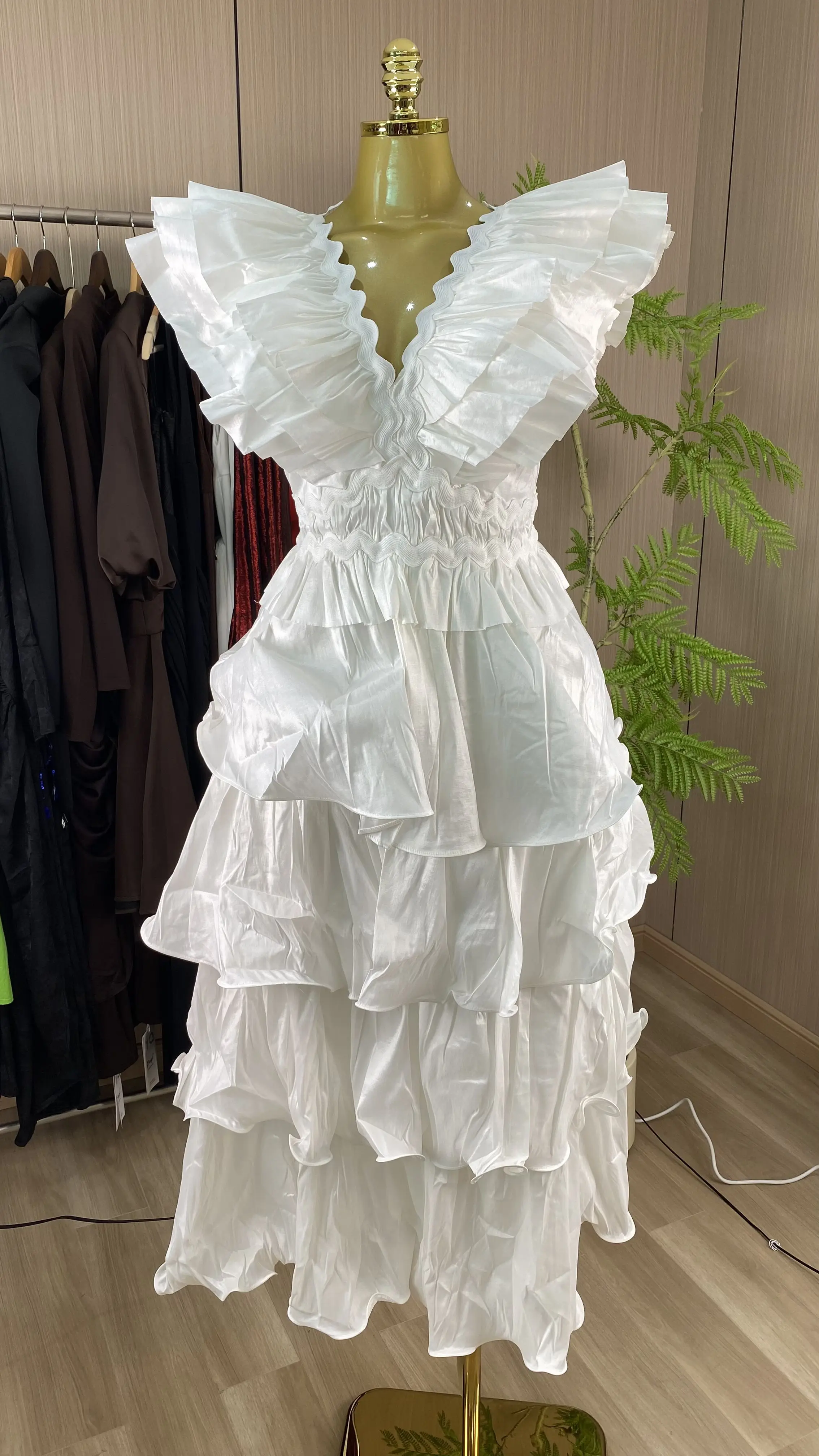 Luxury Women's Summer New V-neck Flutter Sleeve Dress with Embroidered Trim Multi-layered Long Skirt-GZXX858
Luxury Women's Summer New V-neck Flutter Sleeve Dress with Embroidered Trim Multi-layered Long Skirt-GZXX858