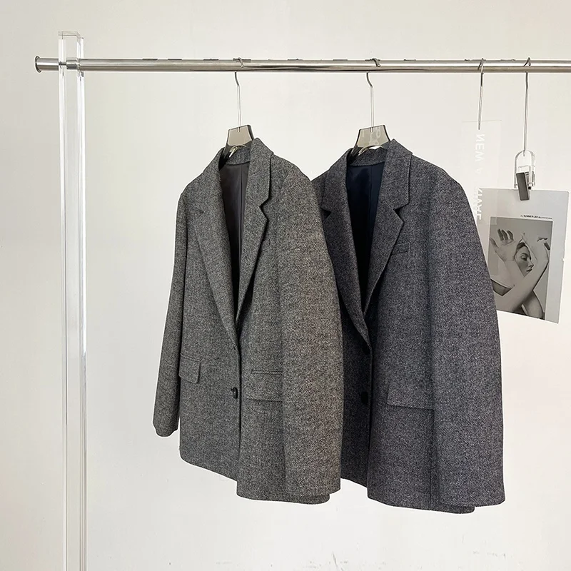 Commute Woolen Cheered Split Suit Coat Korean Sle Long Sve Button ket Design Regular Length Suit Jaet Outerwear
Commute Woolen Cheered Split Suit Coat Korean Sle Long Sve Button ket Design Regular Length Suit Jaet Outerwear
