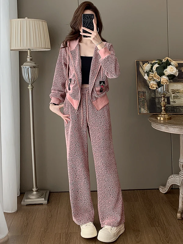 High-End Casual Sportswear Set Women's Pink Outerwear Top Wide Leg Pants Two-Piece Set Anti-Aging Trendy for Autumn
High-End Casual Sportswear Set Women's Pink Outerwear Top Wide Leg Pants Two-Piece Set Anti-Aging Trendy for Autumn