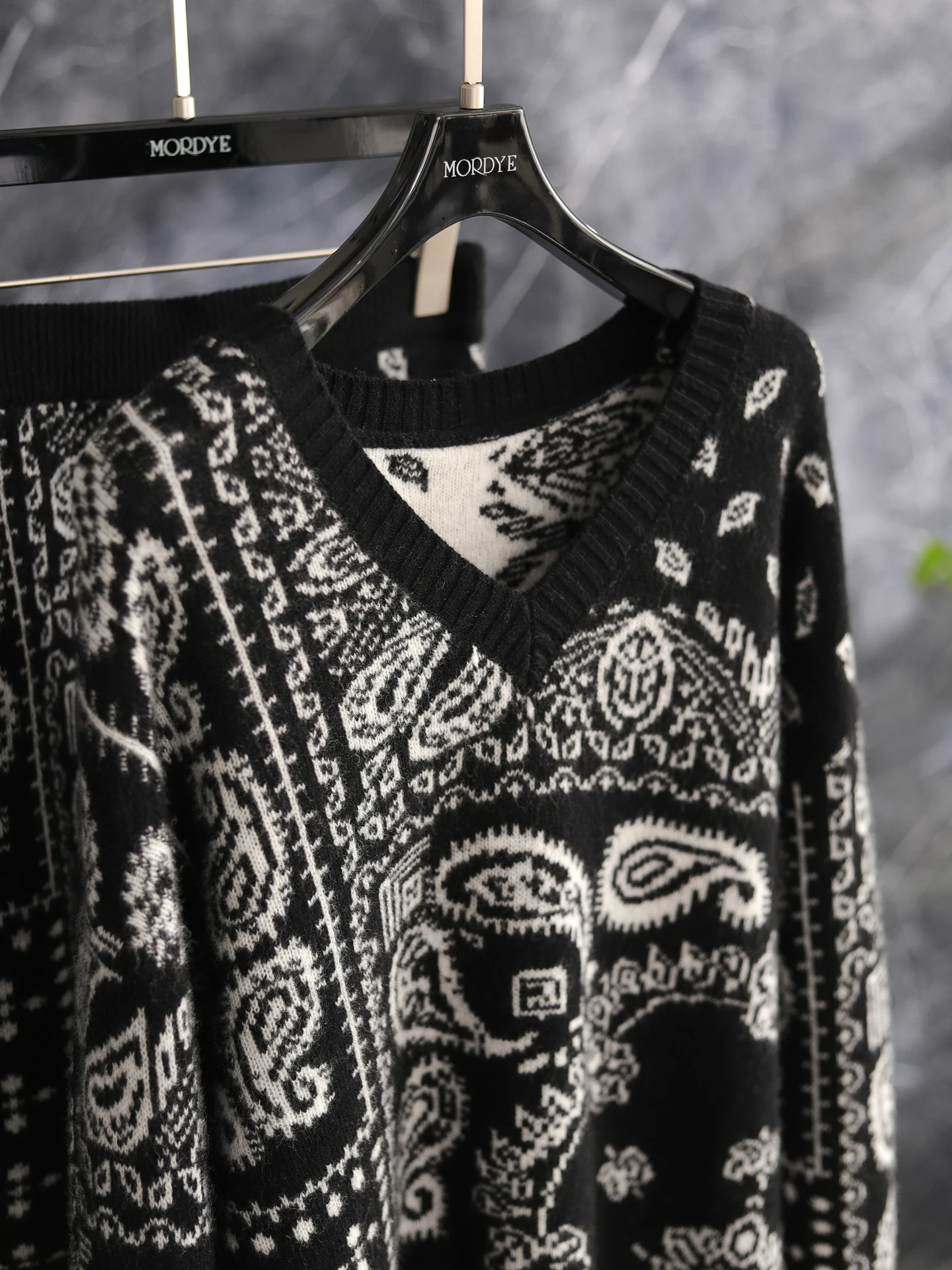 Fashion Week Strolling Knitted Sweater V-Neck Loose Wool 100% Nut Flower Pattern Contrast Color Knitwear Soft Retro Style
Fashion Week Strolling Knitted Sweater V-Neck Loose Wool 100% Nut Flower Pattern Contrast Color Knitwear Soft Retro Style