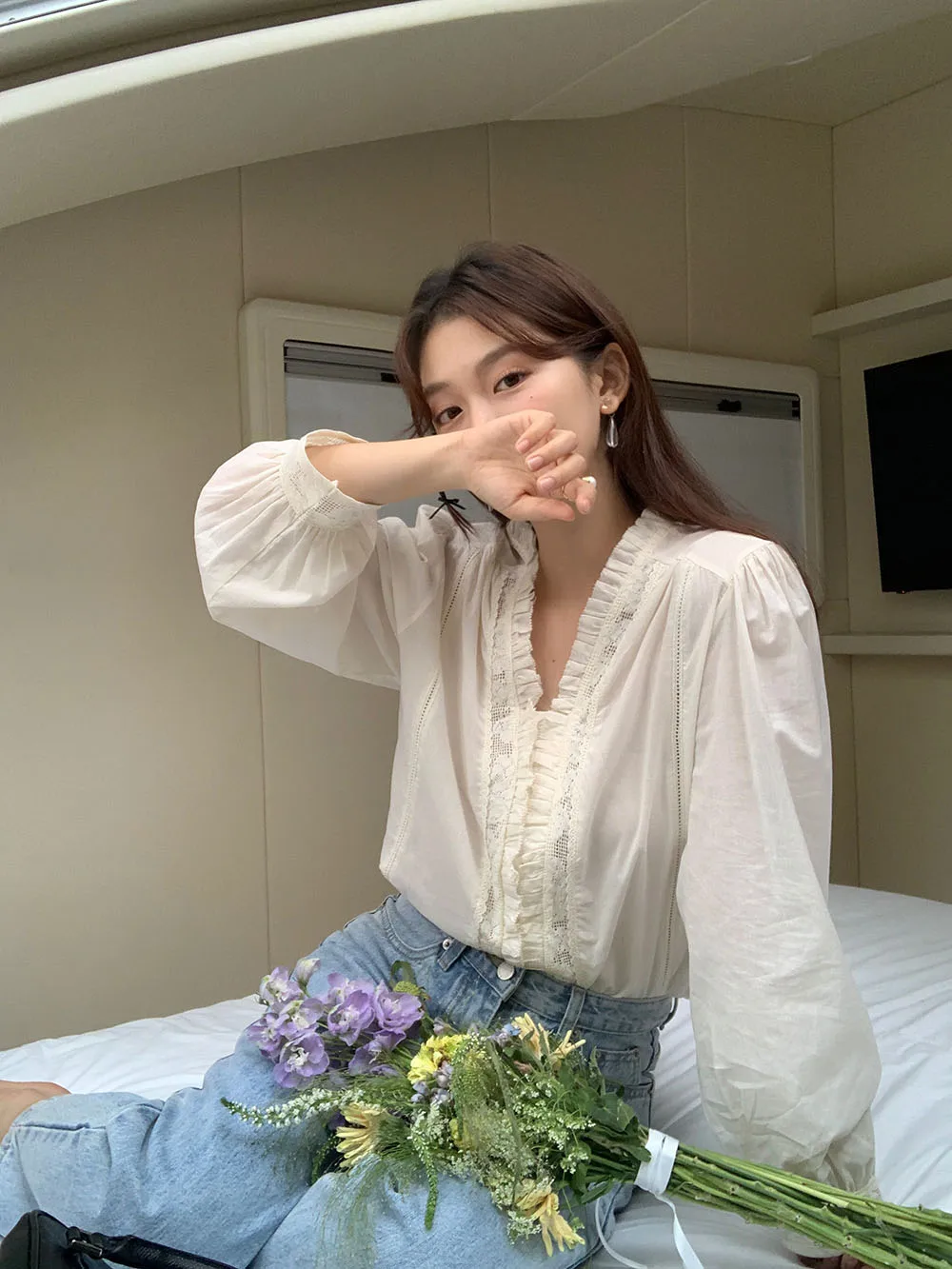 Korean style Soft Elegant Sweet Lace Panel V-Neck Cardigan, Long Sleeve Blouse, Women's Stylish Top
Korean style Soft Elegant Sweet Lace Panel V-Neck Cardigan, Long Sleeve Blouse, Women's Stylish Top