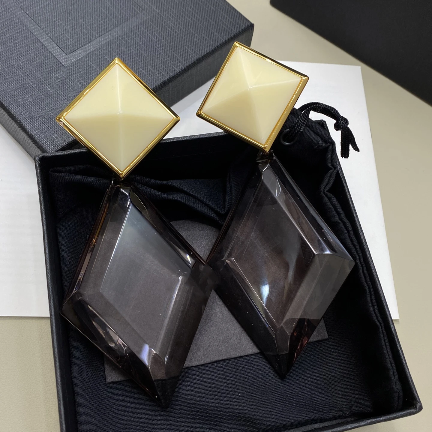 Европейский роскошный дизайнер, высокое качество, серьги-подвески из смолы с геометрическим кристаллом, зажим для ушей, женская вечеринка, показ мод, ювелирные изделия, тренд
Европейский роскошный дизайнер, высокое качество, серьги-подвески из смолы с геометрическим кристаллом, зажим для ушей, женская вечеринка, показ мод, ювелирные изделия, тренд