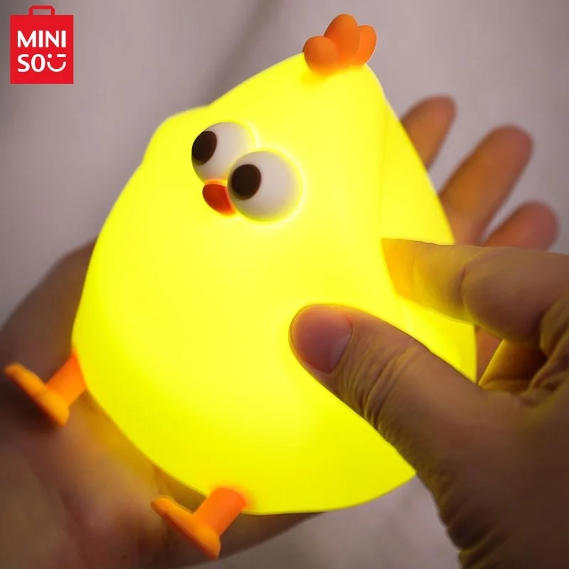 Светодиодный ночник Miniso Dwen Dun с курицей, мультяшная силиконовая Ночная сорочка, украшение для спальни, Подарочная игрушка
Светодиодный ночник Miniso Dwen Dun с курицей, мультяшная силиконовая Ночная сорочка, украшение для спальни, Подарочная игрушка