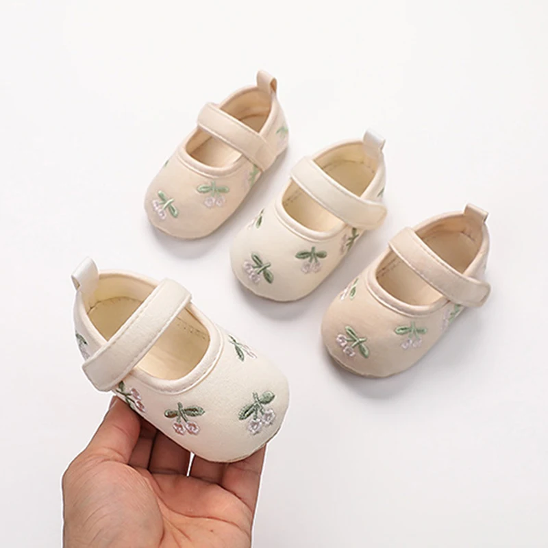 Baby Girls Floral Embroidery Shoes Cute Soft Sole Non-Slip Crib Shoes for Spring Fall
Baby Girls Floral Embroidery Shoes Cute Soft Sole Non-Slip Crib Shoes for Spring Fall