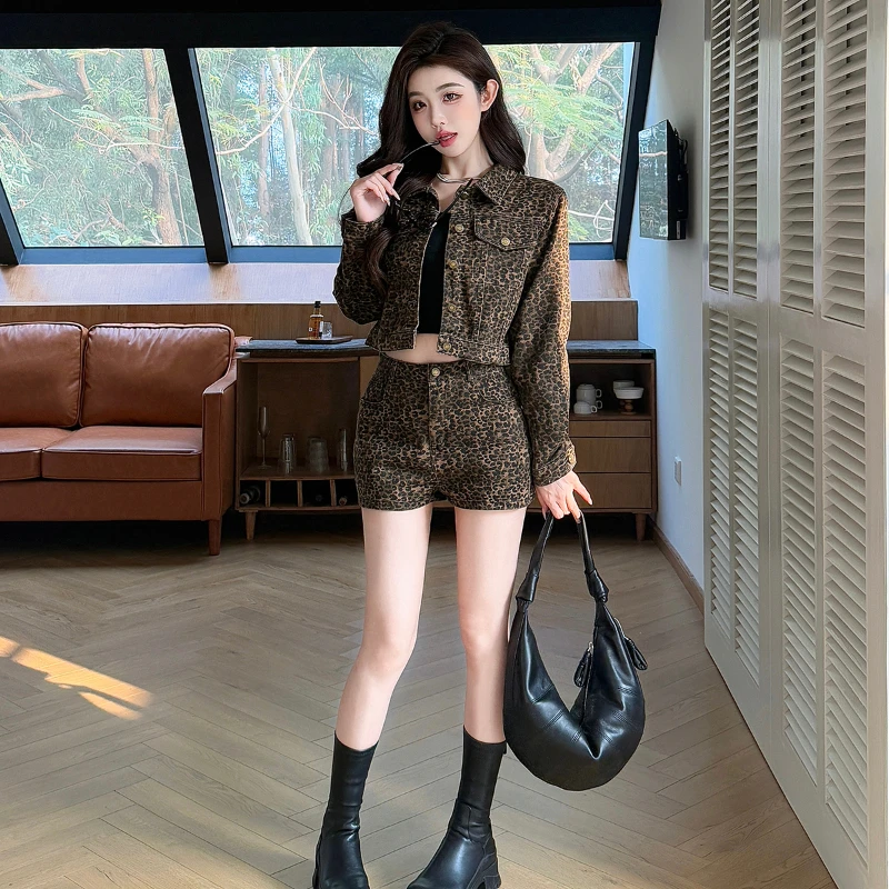 Sexy Street Style Leopard Shorts Two Piece Set Women Turen Down Collar Long sleeves Coat + Shorts 2 Piece Set 2025 Spring Autumn
Sexy Street Style Leopard Shorts Two Piece Set Women Turen Down Collar Long sleeves Coat + Shorts 2 Piece Set 2025 Spring Autumn