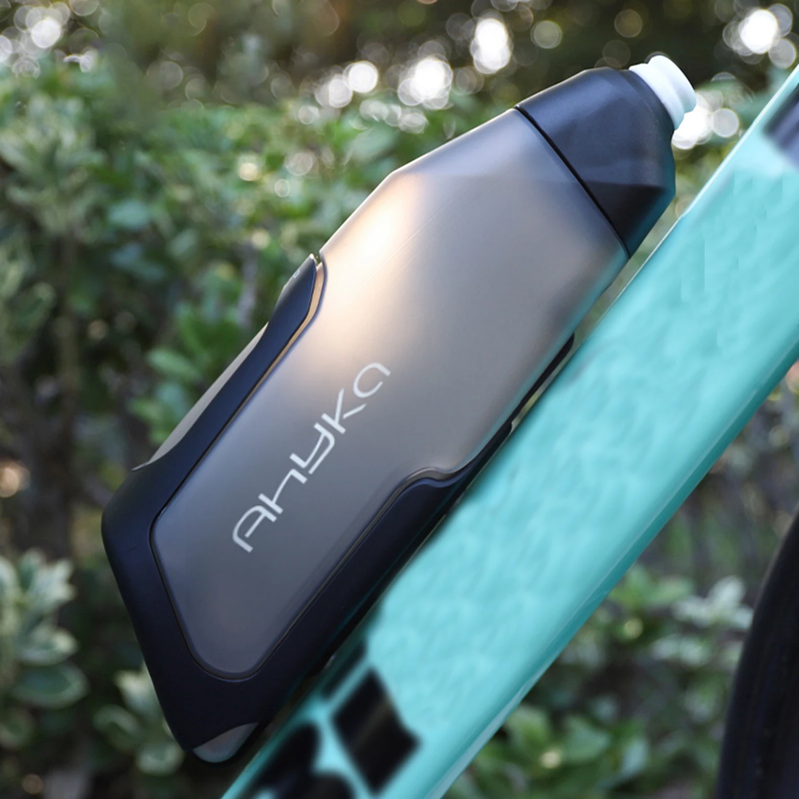 Bicycle Aerodynamic Water Bottle Bracket Set 600ml MTB Road Bike Frame Down Tube Riding Water Kettle for Outdoor Cycling
Bicycle Aerodynamic Water Bottle Bracket Set 600ml MTB Road Bike Frame Down Tube Riding Water Kettle for Outdoor Cycling