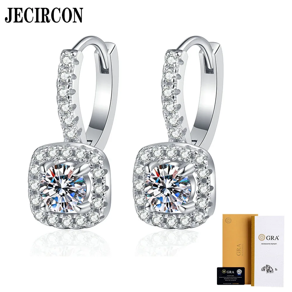 JECIRCON 0.5 Carat Miossanite Drop Earrings S925 Sterling Silver High-end Ear Jewelry Classic Square Bag Diamond Ear Pendants
JECIRCON 0.5 Carat Miossanite Drop Earrings S925 Sterling Silver High-end Ear Jewelry Classic Square Bag Diamond Ear Pendants