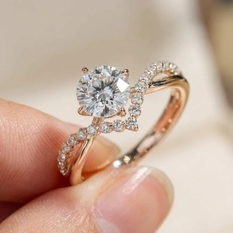 925 Sterling Silve Plated 18K Gold Shining Zircon Four clawed V-shaped Rings for Women Party Engagement High Quality Jewelry
925 Sterling Silve Plated 18K Gold Shining Zircon Four clawed V-shaped Rings for Women Party Engagement High Quality Jewelry