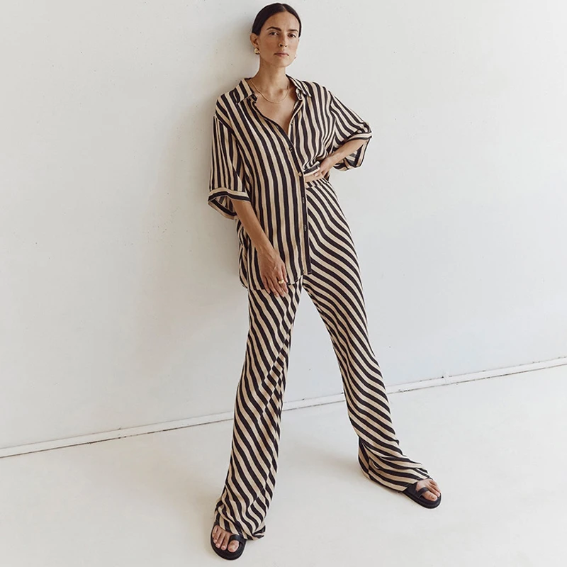 Women's Home Clothes Summer Short Sleeve Shirts 2 Piece Sets Outfit Loose Sleepwear Print Pajamas High Waist Wide Pants Set
Women's Home Clothes Summer Short Sleeve Shirts 2 Piece Sets Outfit Loose Sleepwear Print Pajamas High Waist Wide Pants Set