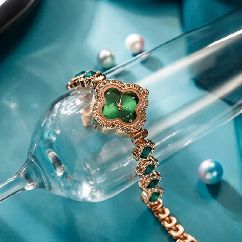 Live Broadcast Alloy Four-Leaf Clover Fashion Ornamental Bracelet Quartz Watch Emerald Women's Watch Women's Watch Factory Whole
Live Broadcast Alloy Four-Leaf Clover Fashion Ornamental Bracelet Quartz Watch Emerald Women's Watch Women's Watch Factory Whole