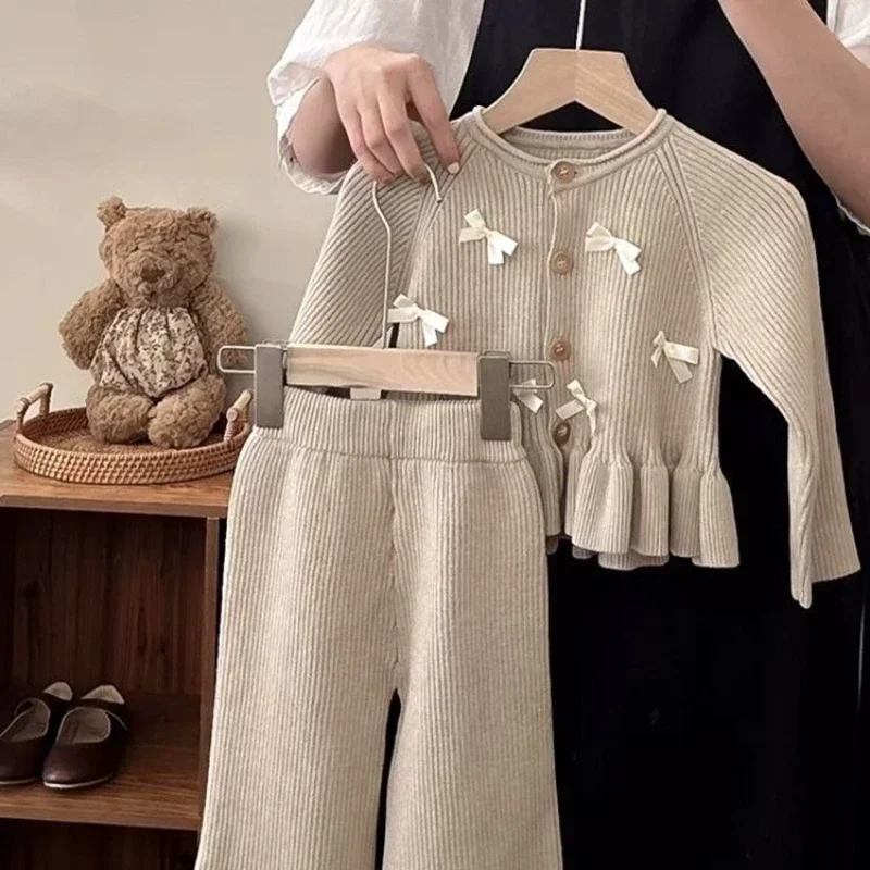 2025 Children Clothing Girls Set Spring Stylish Fashionable Bow Tie Lace Knitted Cardigan Long Sleeved Top Baby Girl Outfit Suit
2025 Children Clothing Girls Set Spring Stylish Fashionable Bow Tie Lace Knitted Cardigan Long Sleeved Top Baby Girl Outfit Suit