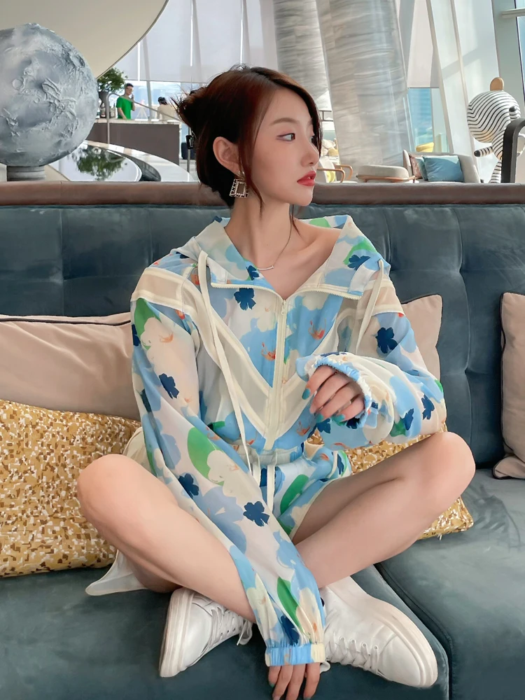 Женский легкий свободный костюм-двойка с принтом: брюки с широкими штанинами и худи. Новинка весна-лето. Модный комплект.
Женский легкий свободный костюм-двойка с принтом: брюки с широкими штанинами и худи. Новинка весна-лето. Модный комплект.