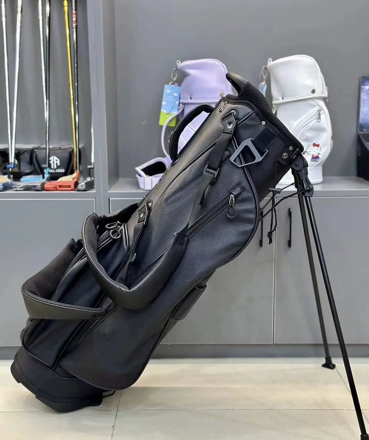 Ультралегкая мужская сумка для гольфа - водонепроницаемая из микрофибры, с удобной конструкцией для переноски
Ультралегкая мужская сумка для гольфа - водонепроницаемая из микрофибры, с удобной конструкцией для переноски