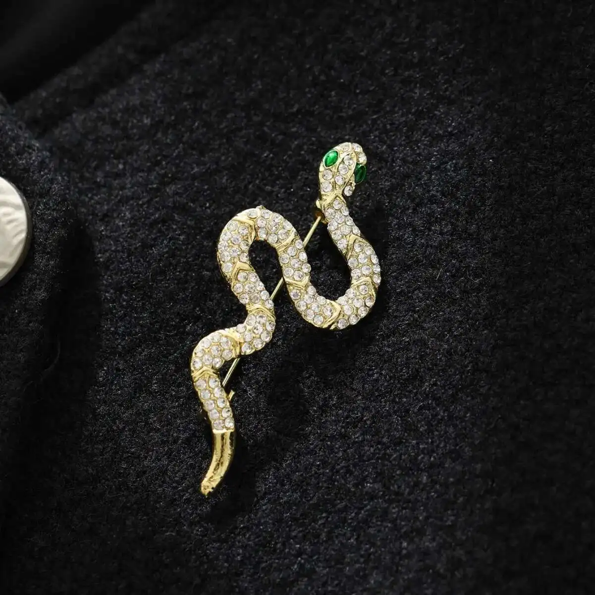 Excellent brooch boutique crystal paved snake type brooches pin with grees eyes for coat accessories
Excellent brooch boutique crystal paved snake type brooches pin with grees eyes for coat accessories