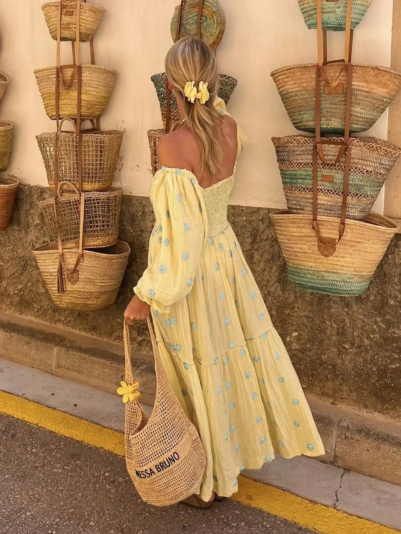 Желтое платье макси с цветочным принтом, открытыми плечами, длинными рукавами и многоярусной юбкой
Желтое платье макси с цветочным принтом, открытыми плечами, длинными рукавами и многоярусной юбкой