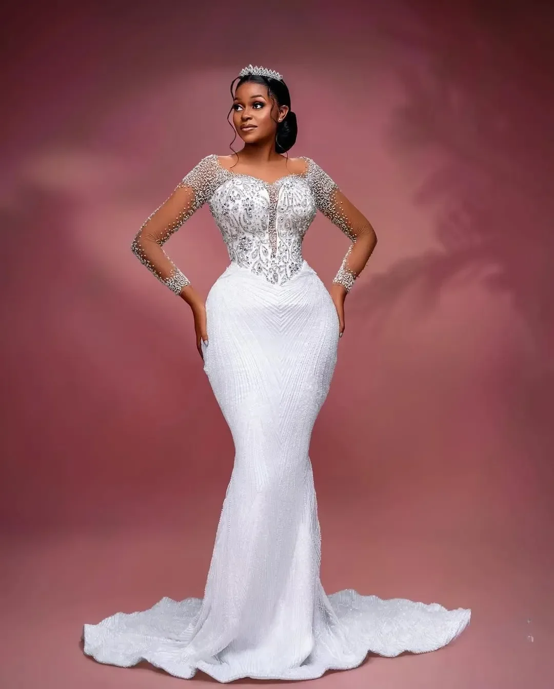 Customized Sheer Neck Sparkly Crystals Rhinestones Stunning Wedding Dress Sweep Train Robe De Mariée Long Sleeves Bridal Gown
Customized Sheer Neck Sparkly Crystals Rhinestones Stunning Wedding Dress Sweep Train Robe De Mariée Long Sleeves Bridal Gown
