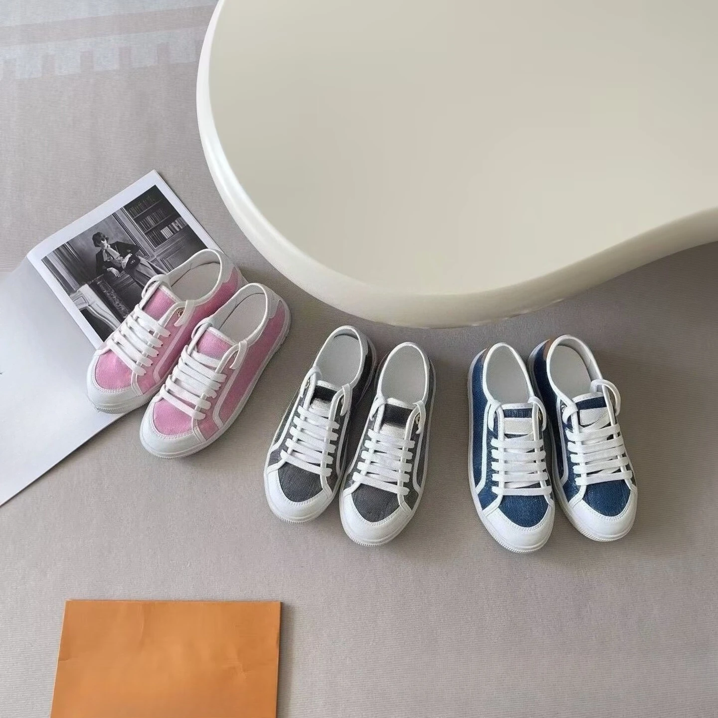 2026 Spring Summer New Unisex Denim Canvas Thick Sole Sneakers Gold Accents Casual Couple Shoes All-Matching Skateboard Shoes
2026 Spring Summer New Unisex Denim Canvas Thick Sole Sneakers Gold Accents Casual Couple Shoes All-Matching Skateboard Shoes