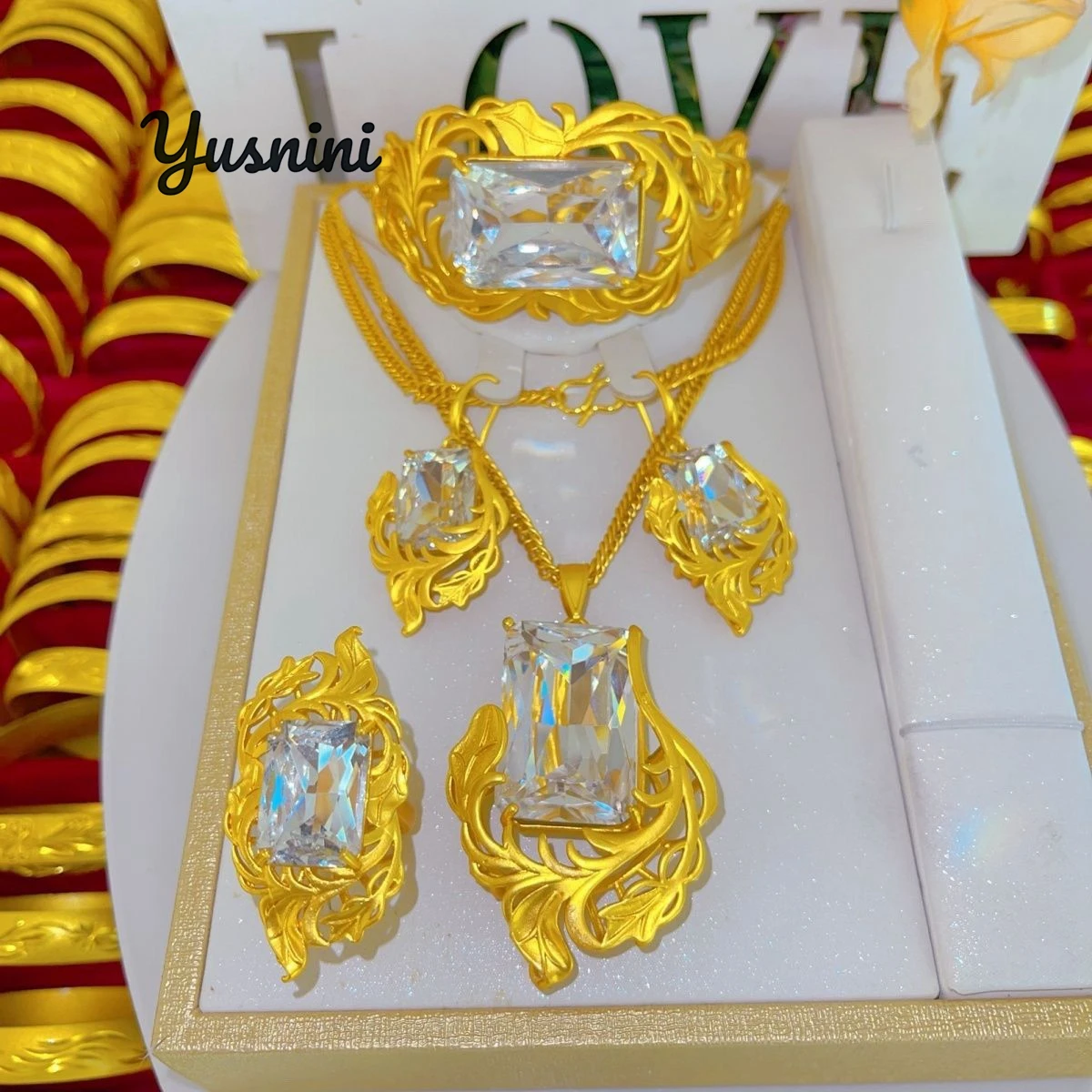 Fashion European Dubai 24K Gold Plated Customized Necklace Earrings Rings Bracelets Wedding Party Jewelry Set for Lovers DD10817
Fashion European Dubai 24K Gold Plated Customized Necklace Earrings Rings Bracelets Wedding Party Jewelry Set for Lovers DD10817