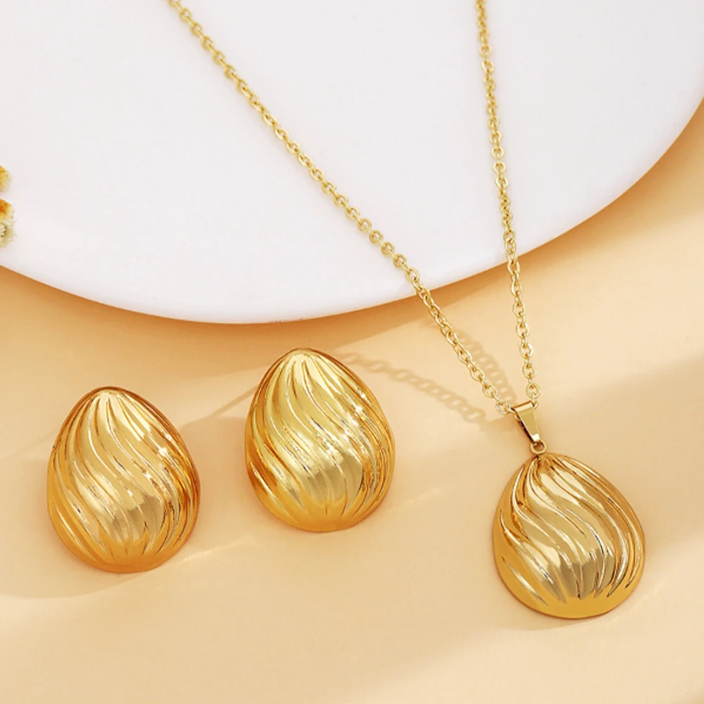 Gold Color Clip Earrings Trendy Dubai Luxury Necklace 2Pcs Jewelry Set African Fashion Earrings Jewelry Set Wedding Party Gift
Gold Color Clip Earrings Trendy Dubai Luxury Necklace 2Pcs Jewelry Set African Fashion Earrings Jewelry Set Wedding Party Gift