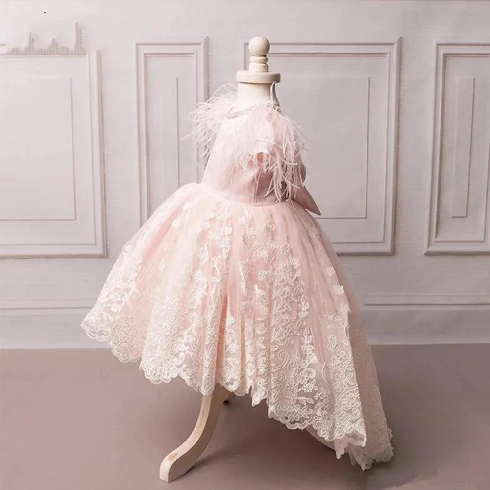 Blush Pink Flower Girl Dresses O-Neck Cap Sleeve with Feathers Dress Lace Appliques Backless with Bow Kids Birthday Party Dress
Blush Pink Flower Girl Dresses O-Neck Cap Sleeve with Feathers Dress Lace Appliques Backless with Bow Kids Birthday Party Dress