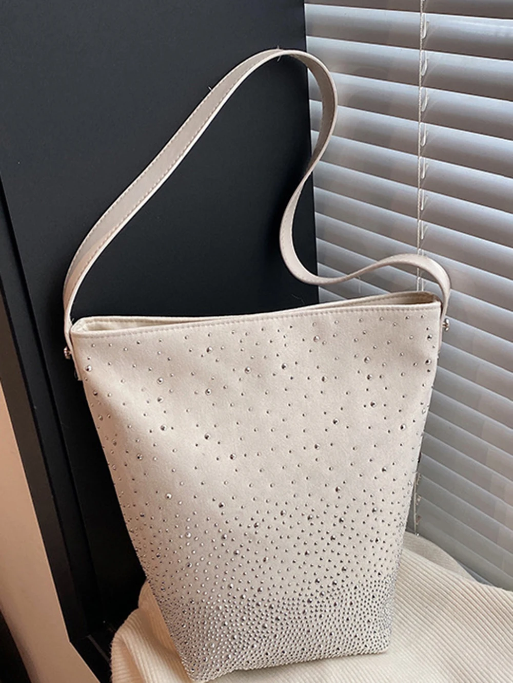 Women's Gradient Hot-fix Rhinestones Bag Large Capacity Underarm Bag Crossbody Versatile High Quality Bucket Female Shoulder Bag
Women's Gradient Hot-fix Rhinestones Bag Large Capacity Underarm Bag Crossbody Versatile High Quality Bucket Female Shoulder Bag