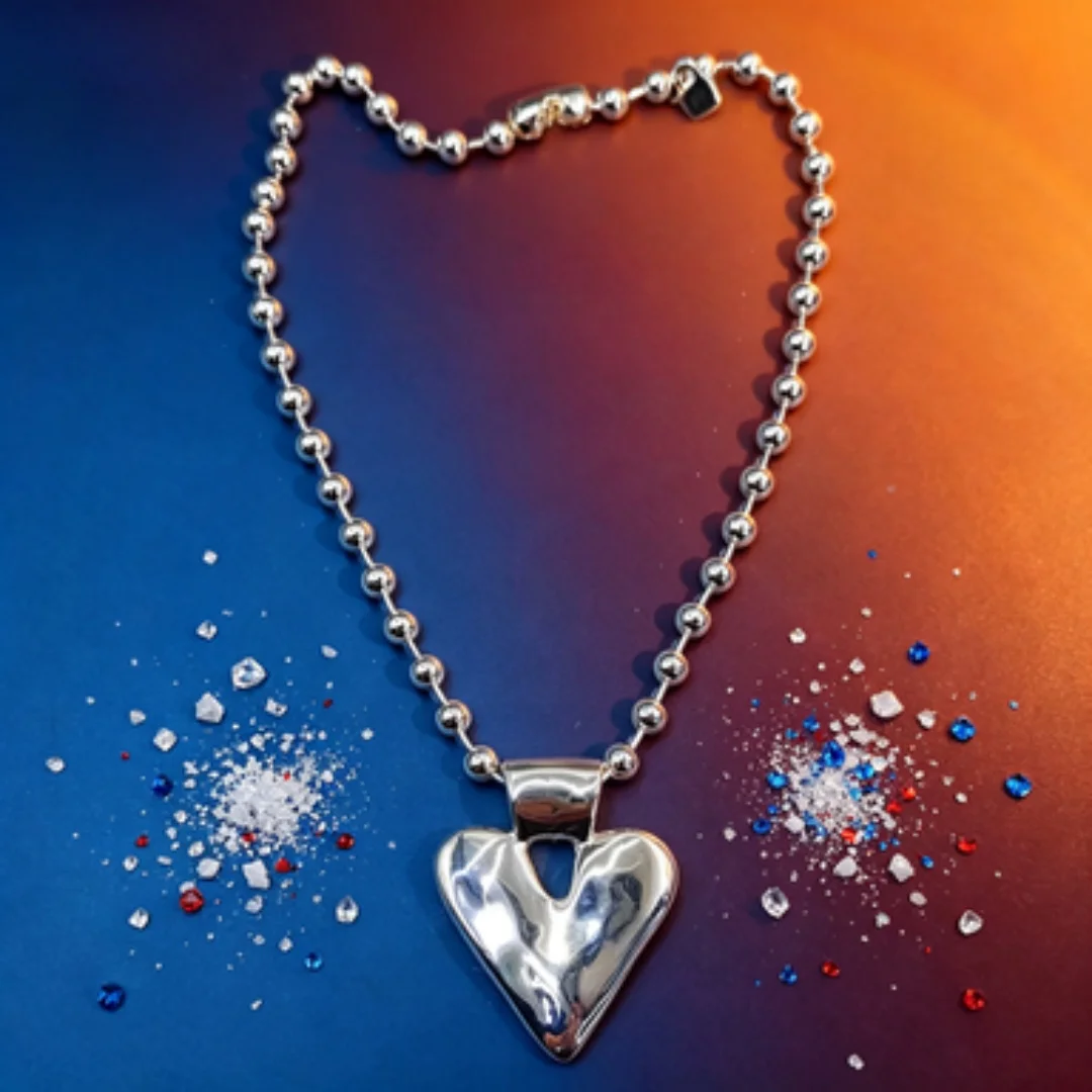 Light luxury gold and silver contrasting heart-shaped necklace with smooth metal texture, niche temperament jewelry
Light luxury gold and silver contrasting heart-shaped necklace with smooth metal texture, niche temperament jewelry