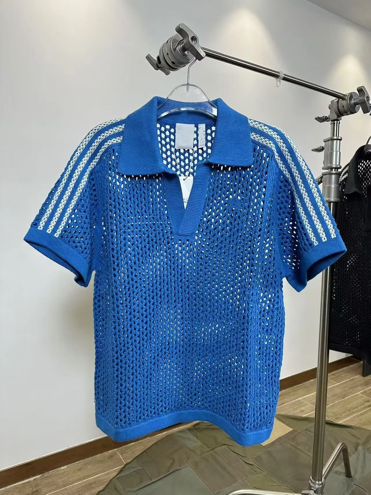 2025 Men's Summer Hollow Mesh Casual Breathable Knitted Shirt Short Sleeve V-neck Retro Loose Edition Men's Polo Shirt
2025 Men's Summer Hollow Mesh Casual Breathable Knitted Shirt Short Sleeve V-neck Retro Loose Edition Men's Polo Shirt