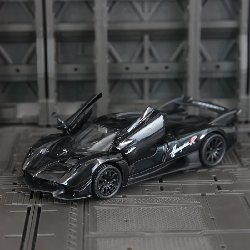 Модель автомобиля Pagani Huaya из сплава металла в масштабе 1:32, двери открываются, имитируются звуковые и световые эффекты, богатая детализация, высокое качество изготовления.
Модель автомобиля Pagani Huaya из сплава металла в масштабе 1:32, двери открываются, имитируются звуковые и световые эффекты, богатая детализация, высокое качество изготовления.