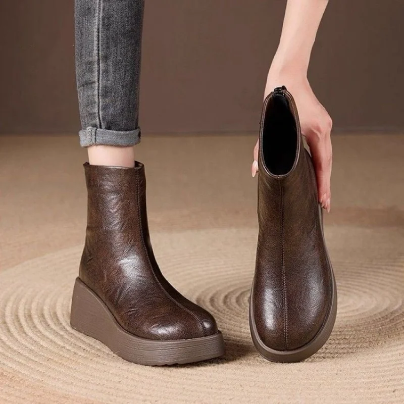 2025Hot-Selling Soft Leather Women's Elegant British Style Ankle Boots for Petite Women with Hidden Wedge Thick Sole Short Boots
2025Hot-Selling Soft Leather Women's Elegant British Style Ankle Boots for Petite Women with Hidden Wedge Thick Sole Short Boots