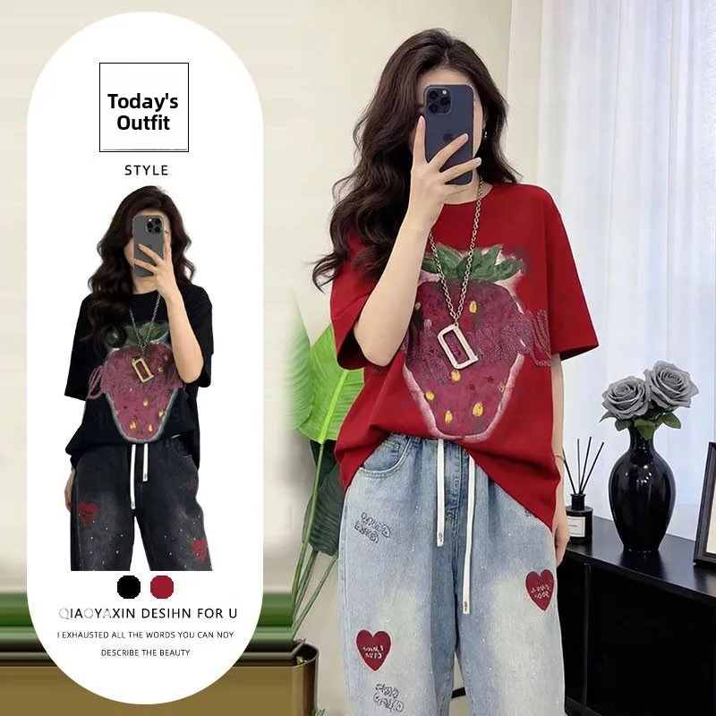 Strawberry Print T-Shirt And Diamond Embedded Heavyweight Denim Jeans Two-Piece Set for Women Summer Casual Fashion Ensemble
Strawberry Print T-Shirt And Diamond Embedded Heavyweight Denim Jeans Two-Piece Set for Women Summer Casual Fashion Ensemble