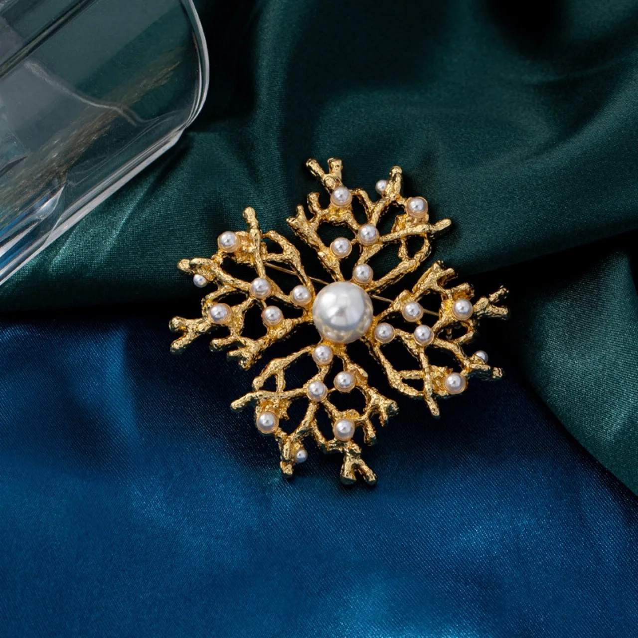 European and American Foreign Trade Fashion Trend Coral Pearl Brooch
European and American Foreign Trade Fashion Trend Coral Pearl Brooch