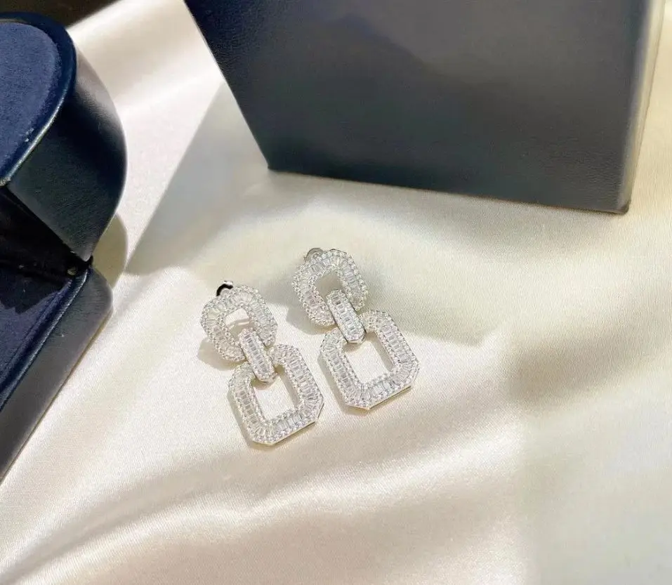 Новинка 2023, Лидер продаж, модные серьги известного бренда для женщин, серьги-гвоздики, подарочные серьги, двойные прямоугольные циркониевые серебряные
Новинка 2023, Лидер продаж, модные серьги известного бренда для женщин, серьги-гвоздики, подарочные серьги, двойные прямоугольные циркониевые серебряные
