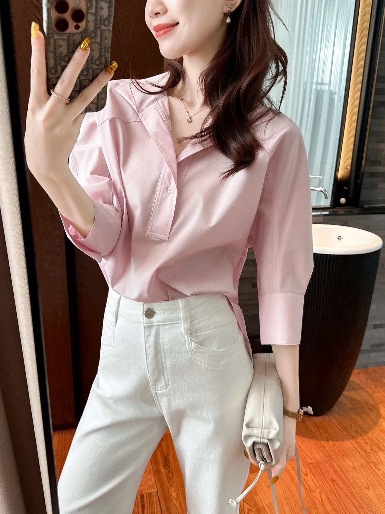 Розовая женская рубашка свободного кроя с V-образным вырезом, драпировкой и рукавом три четверти, на пуговицах, для офиса, летняя, модная, красивого цвета
Розовая женская рубашка свободного кроя с V-образным вырезом, драпировкой и рукавом три четверти, на пуговицах, для офиса, летняя, модная, красивого цвета