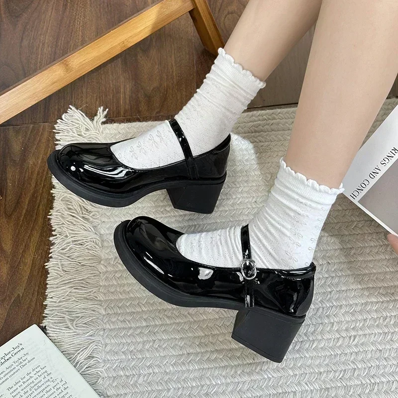 Women's Shoes 2025 New Summer Retro Red Mary Jane Shoes Concise Versatile Thick Bottom PU French Round Head Buckle Single Shoes
Women's Shoes 2025 New Summer Retro Red Mary Jane Shoes Concise Versatile Thick Bottom PU French Round Head Buckle Single Shoes