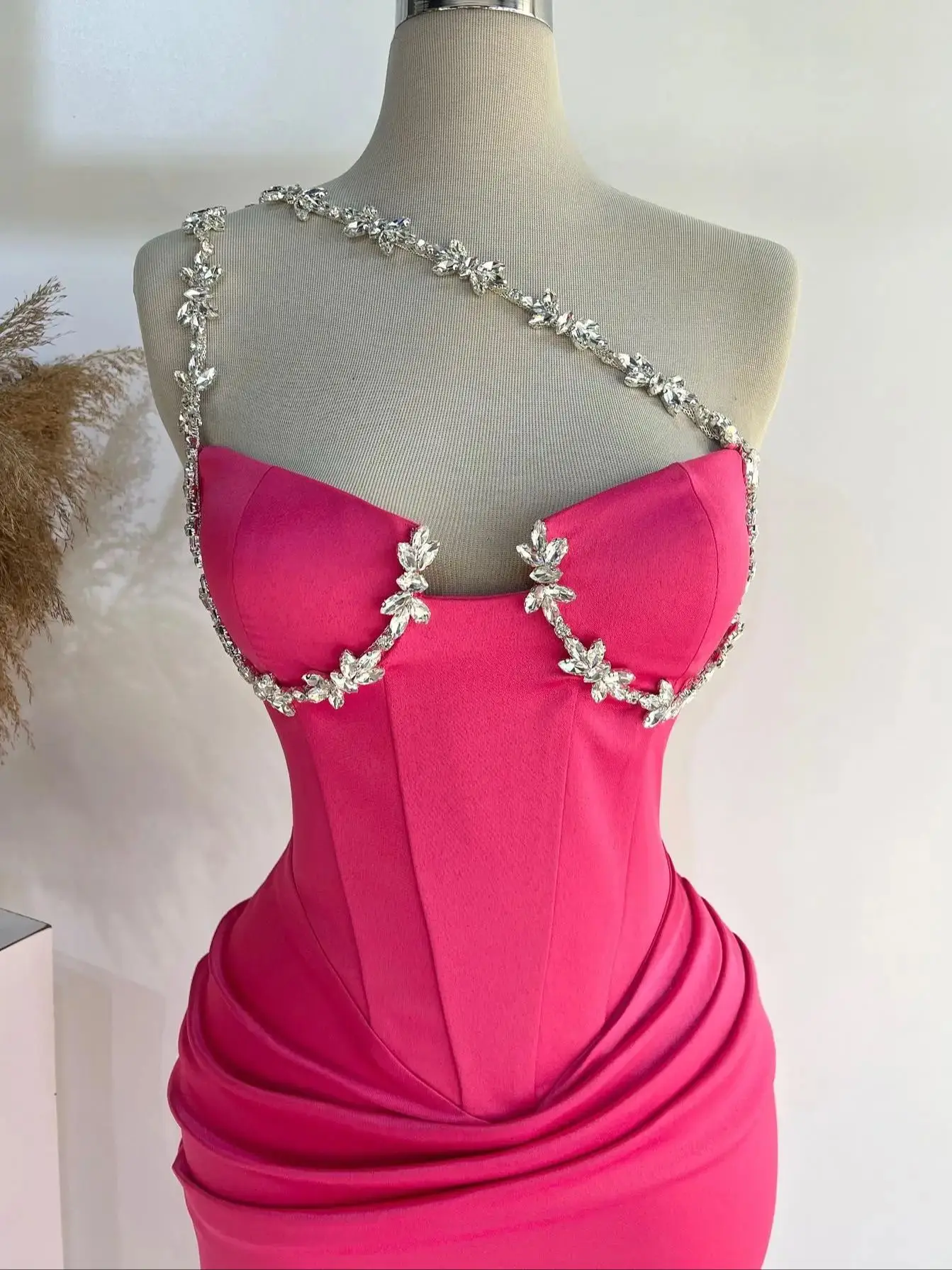 New Summer 2024 Women Sexy Crystal Hot Pink Mini Bodycon Bandage Dress Birthday Stage Costume Evening Club Party Dress
New Summer 2024 Women Sexy Crystal Hot Pink Mini Bodycon Bandage Dress Birthday Stage Costume Evening Club Party Dress