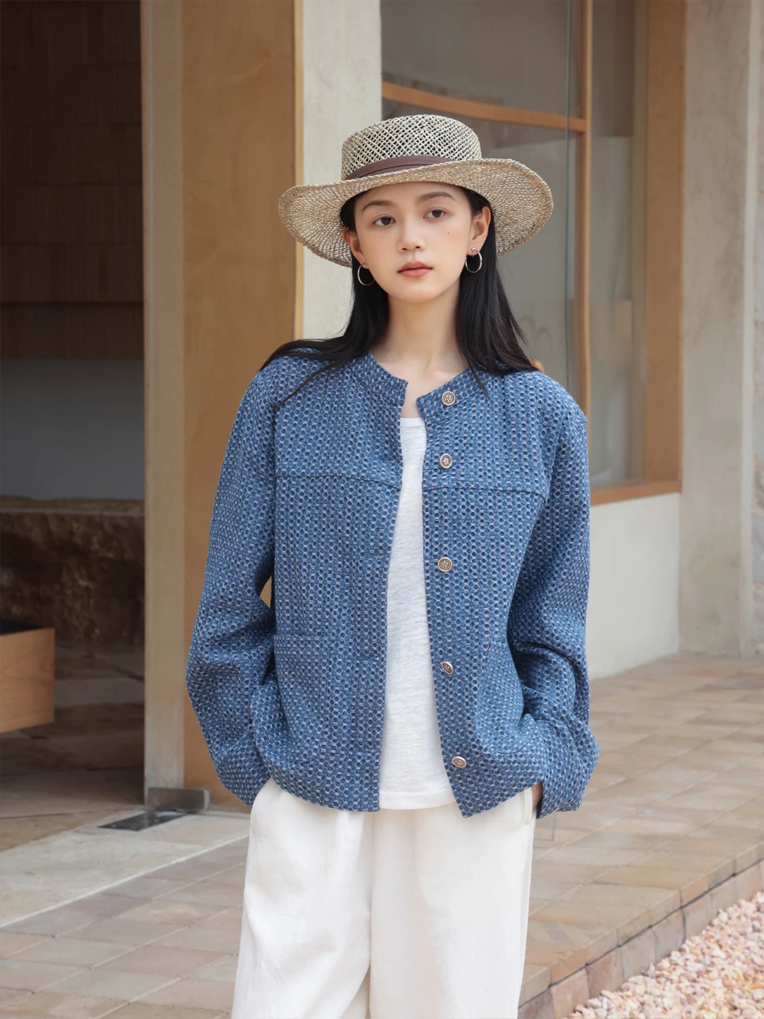 Женская джинсовая куртка из чистого хлопка с высококачественной текстурой, в стиле кэжуал, свободного кроя, с длинными рукавами и карманами.
Женская джинсовая куртка из чистого хлопка с высококачественной текстурой, в стиле кэжуал, свободного кроя, с длинными рукавами и карманами.