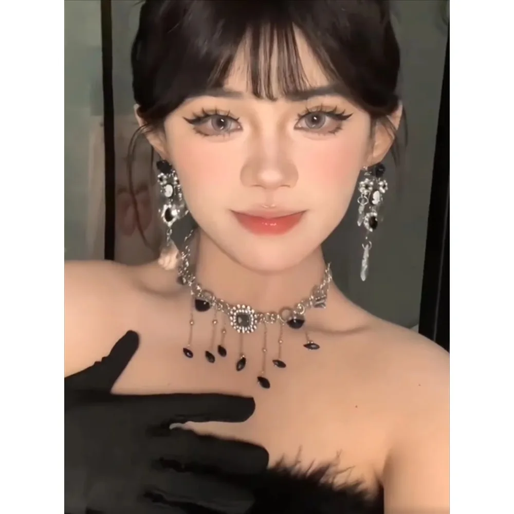 Black zircon tassel necklace female high sense exaggerated collarbone chain neck chain
Black zircon tassel necklace female high sense exaggerated collarbone chain neck chain