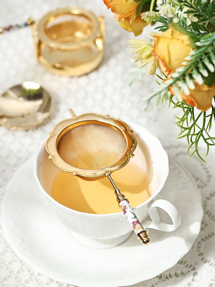 Minton Gold Porcelain Handheld Tea Strainer Spoon European Sle Tea Set Tea Filter Kit Ele Stainl Steel Tea Accories
Minton Gold Porcelain Handheld Tea Strainer Spoon European Sle Tea Set Tea Filter Kit Ele Stainl Steel Tea Accories