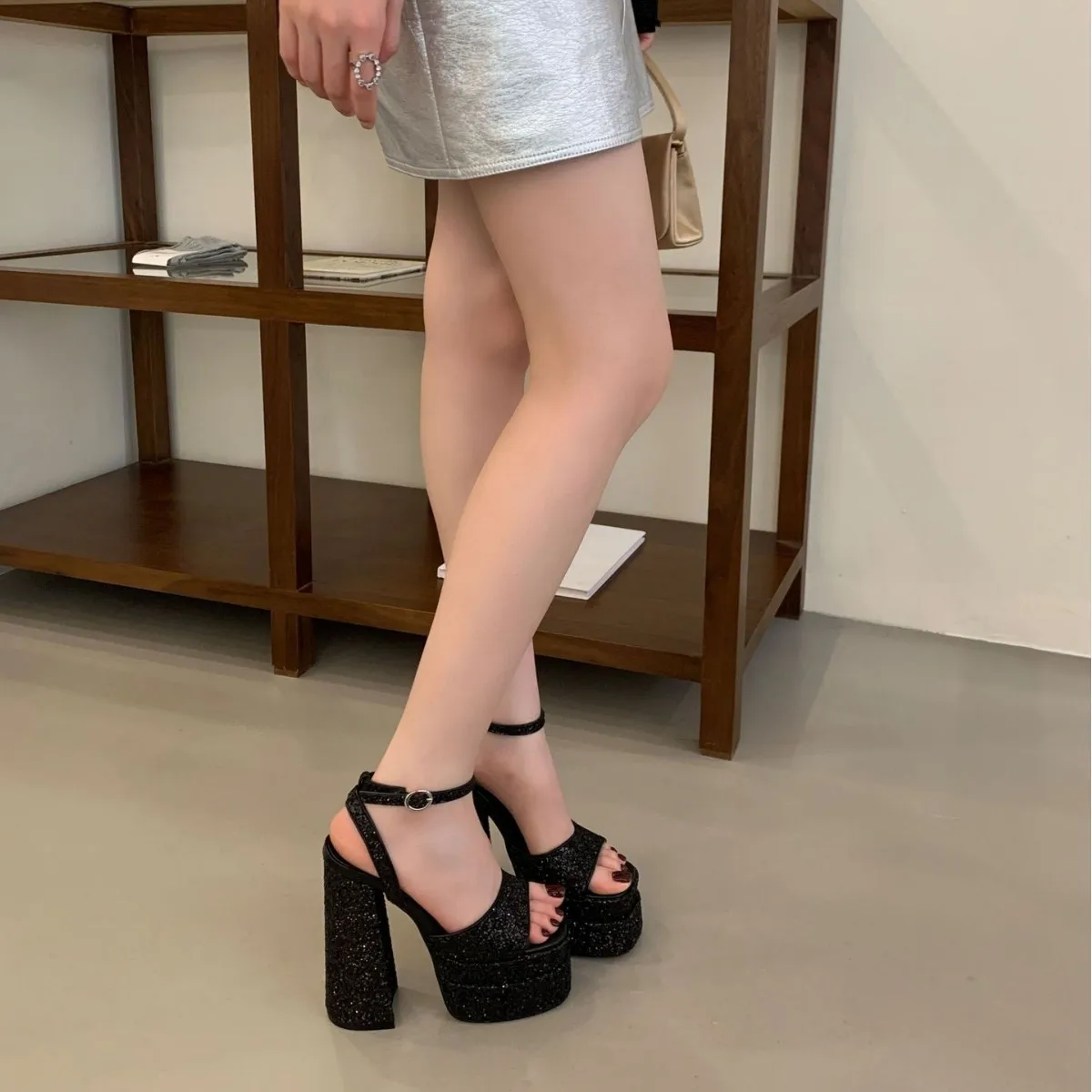 Women's 15CM Ultra High Heel Peep-Toe Sandals 42 Plus Size Platform Runway Shoes Fashion Patent Leather One-Buckle Strap Heels
Women's 15CM Ultra High Heel Peep-Toe Sandals 42 Plus Size Platform Runway Shoes Fashion Patent Leather One-Buckle Strap Heels