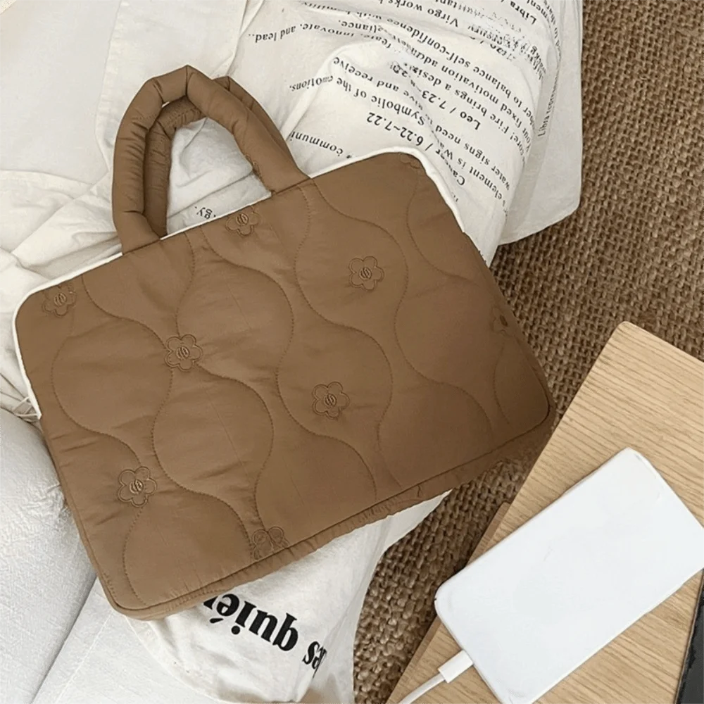 Single Shoulder Laptop Sleeve Cover Bag Solid Color Flower Quilting Computer Protective Case Shockproof Korean Style
Single Shoulder Laptop Sleeve Cover Bag Solid Color Flower Quilting Computer Protective Case Shockproof Korean Style