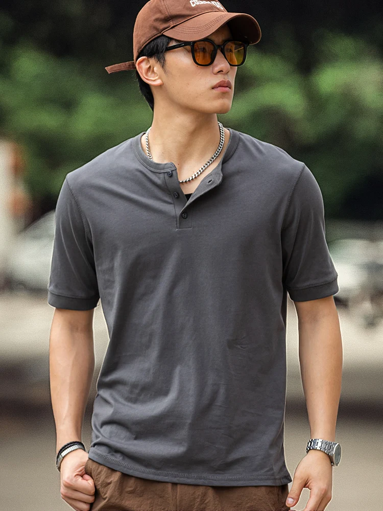 Мужская футболка с воротником Хенри в американском ретро-стиле, из чистого хлопка, с коротким рукавом, летняя, новая модная повседневная модель
Мужская футболка с воротником Хенри в американском ретро-стиле, из чистого хлопка, с коротким рукавом, летняя, новая модная повседневная модель