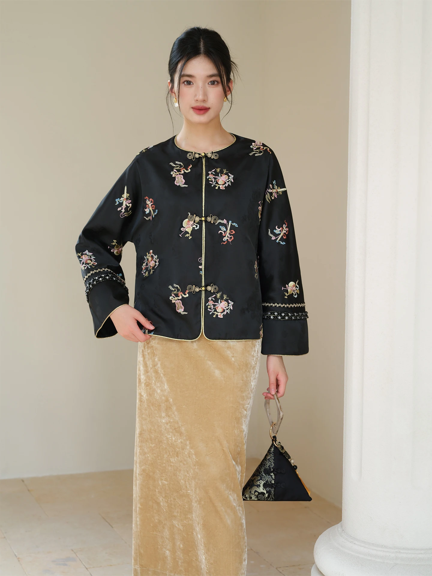 Новая женская куртка в китайском стиле с вышивкой, свободного кроя, с длинными рукавами, круглым вырезом, укороченная, на одной пуговице
Новая женская куртка в китайском стиле с вышивкой, свободного кроя, с длинными рукавами, круглым вырезом, укороченная, на одной пуговице